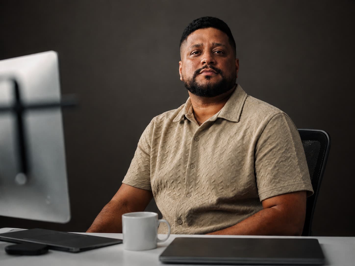 Michel trabalhando em seu escritório